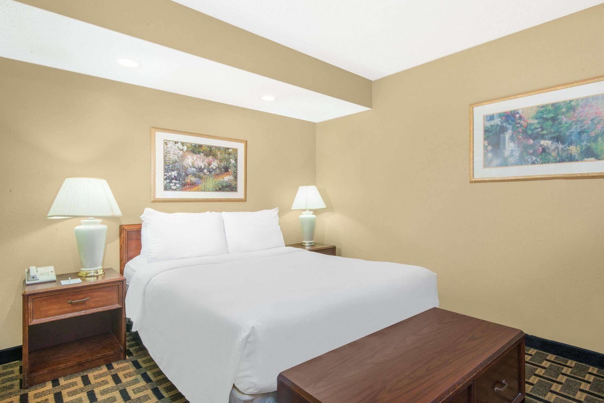 Hawthorn Extended Stay By Wyndham Вічіта Екстер'єр фото