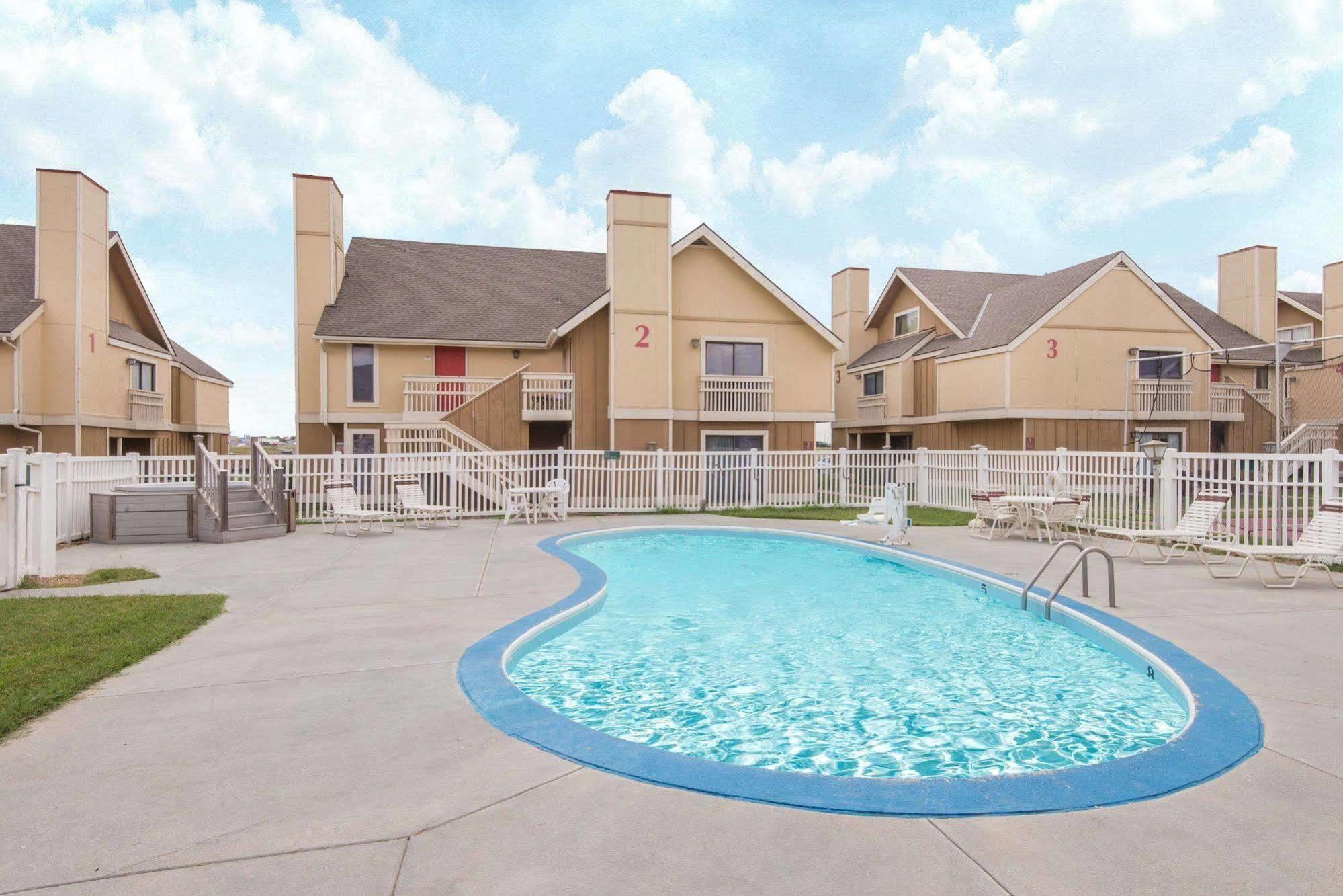 Hawthorn Extended Stay By Wyndham Вічіта Екстер'єр фото